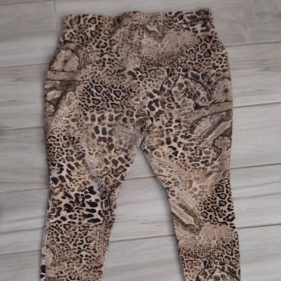 Chico's Multi Brown Leopard Knit Capri Legging Pant.  Size 1 Medium - Picture 3 of 3